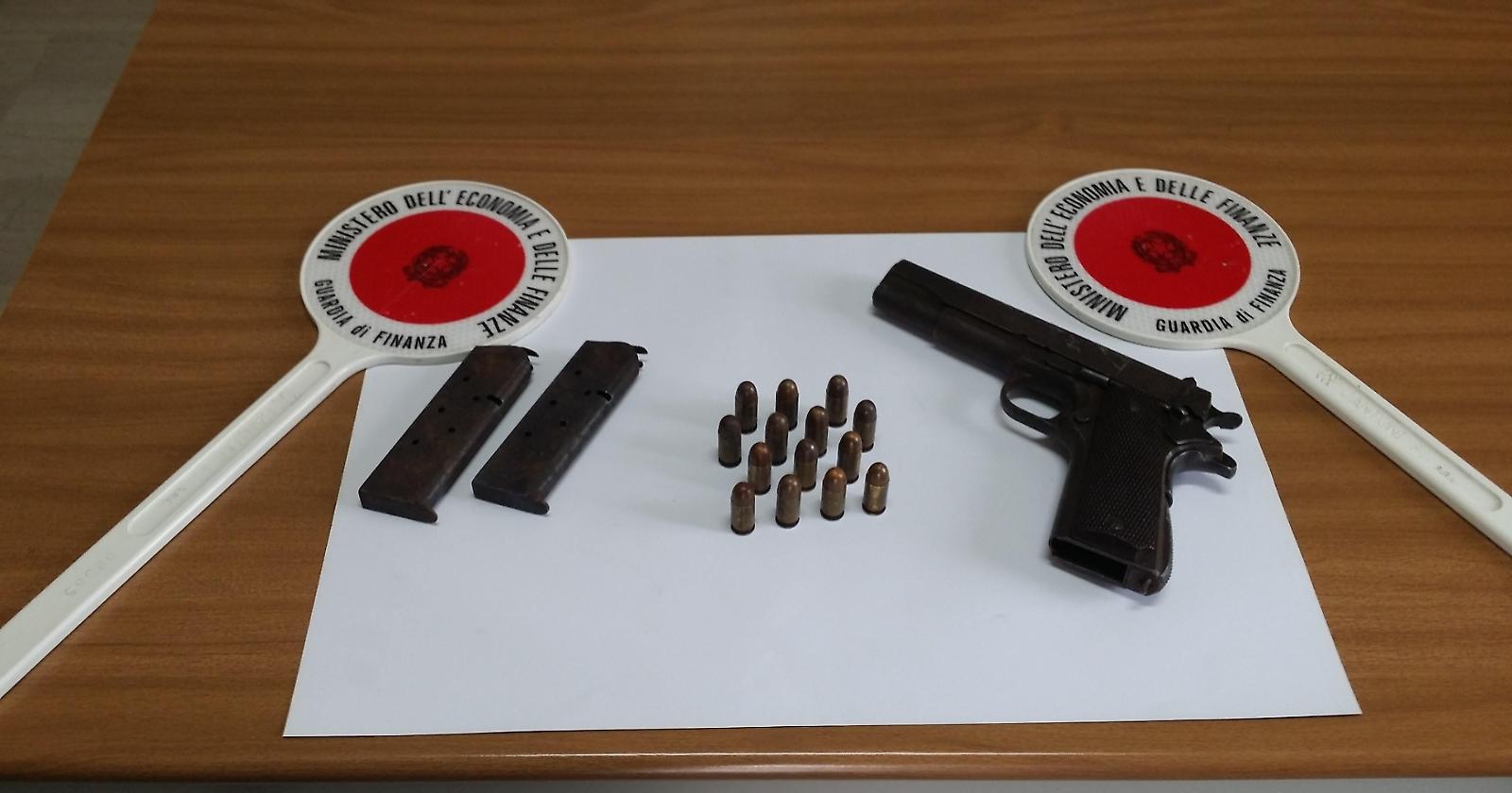 Poggio Imperiale, pistola d'ordinanza americana nascosta in una masseria: arrestato 35enne

