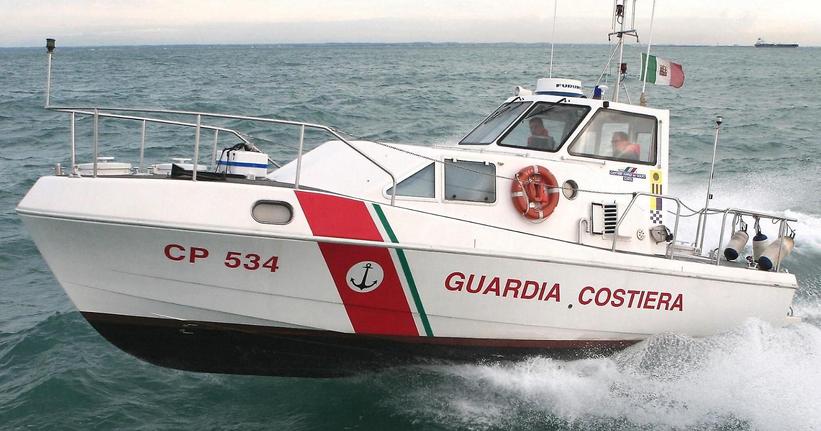 Improvvisa bufera in mare, si ribalta catamarano: Guardia Costiera salva due diportisti 