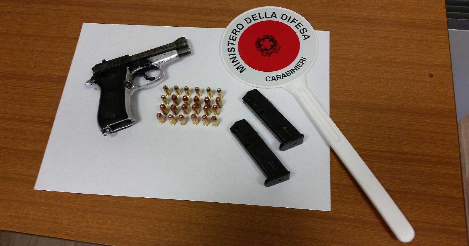 Nel comodino accanto al letto un'arma pronta all'uso: un arresto