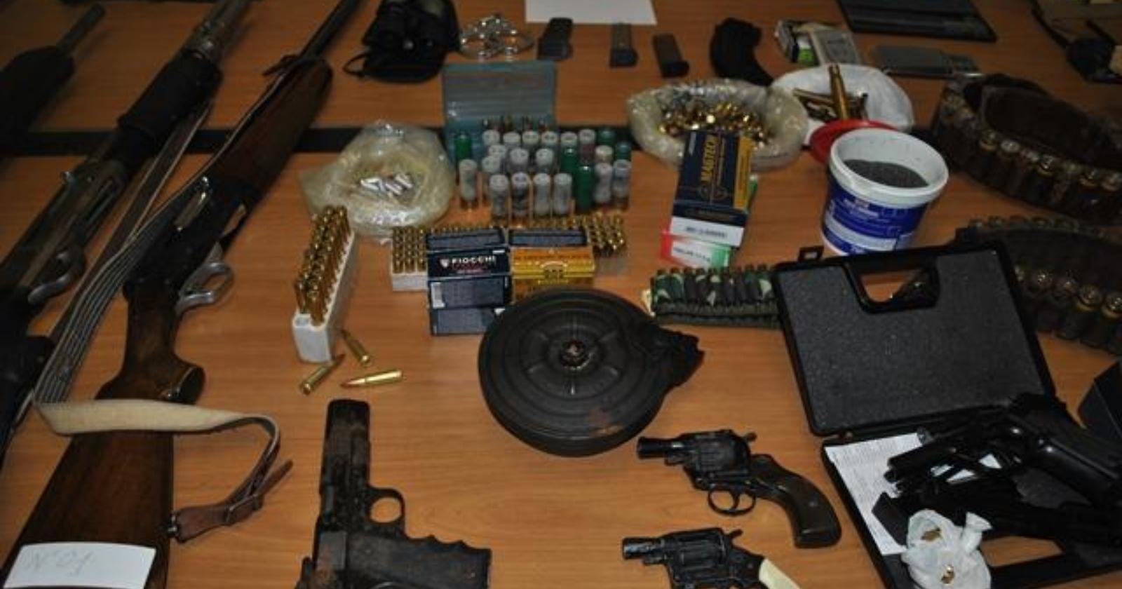  L'armiere della mala con la passione per i serpenti: in casa nascondeva Kalashnikov e revolver