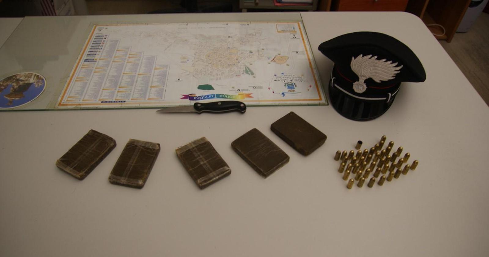 A 18 anni alla guida di un auto senza patente e con 500 grammi di hashish