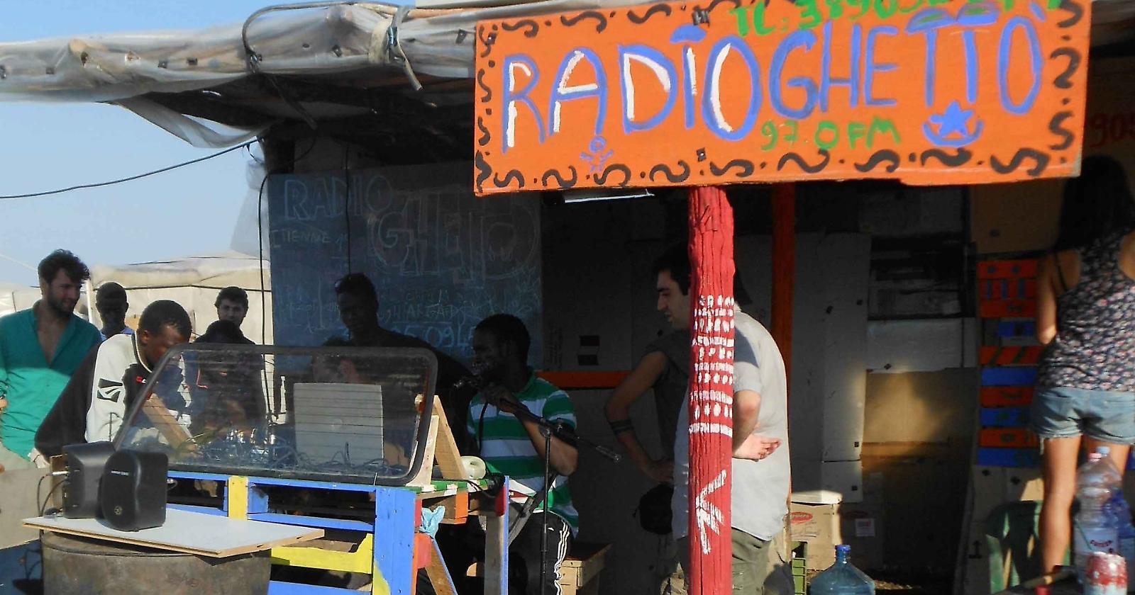 ‏Altro che Facebook, Twitter, Periscope: la vita dei migranti sfruttati la trovi su Radio Ghetto