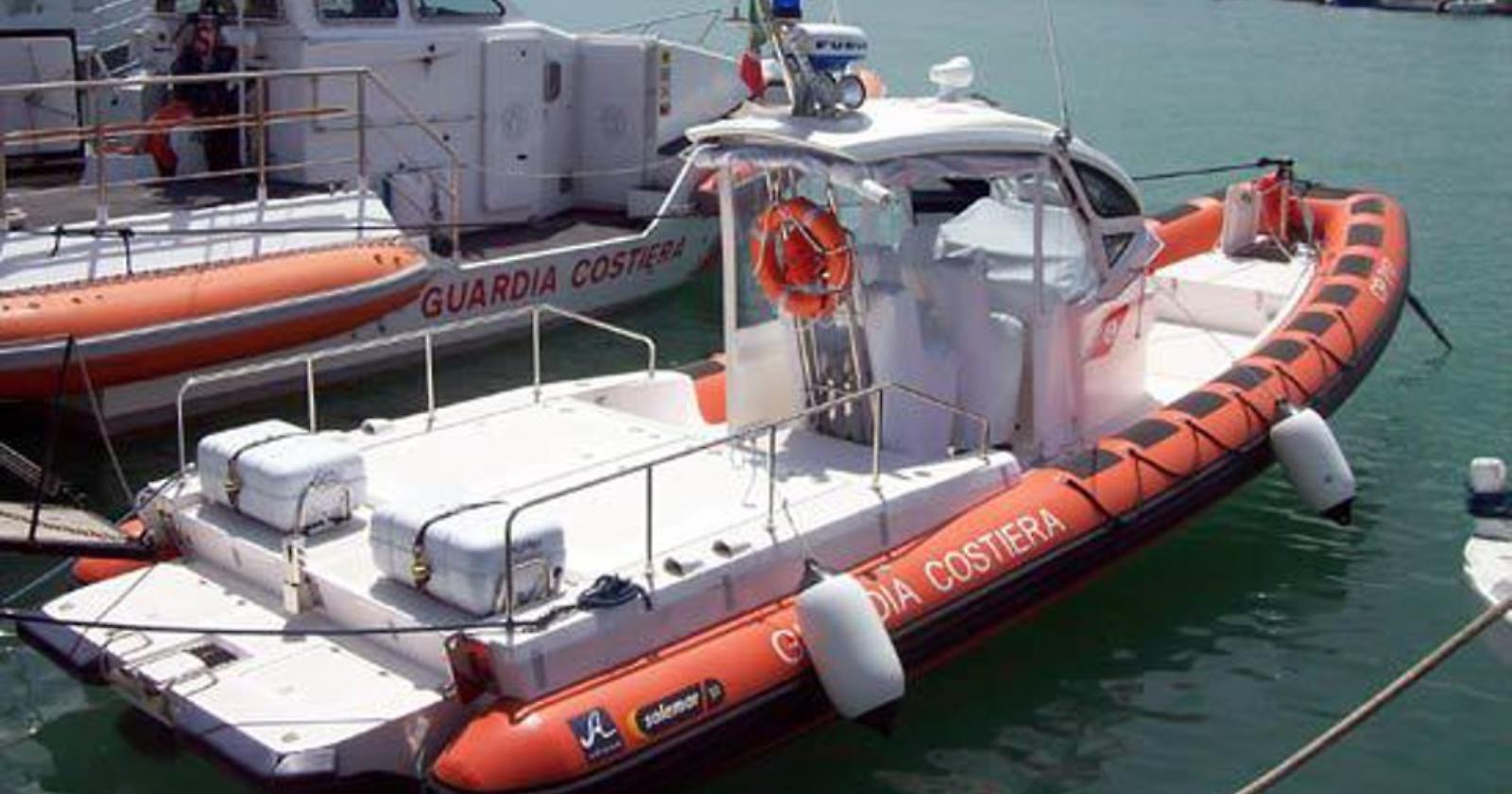 Guardia Costiera mette in salvo imbarcazione con a bordo 8 persone, tra cui una donna in dolce attesa