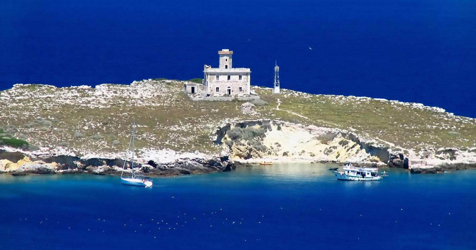 Catena umana alle Tremiti contro le trivelle in mare, Emiliano firma il referendum NoTriv