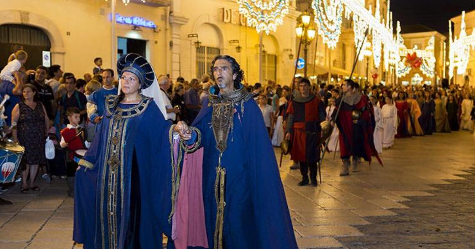 A Lucera tutti per strada e sui balconi: sfila il corteo storico