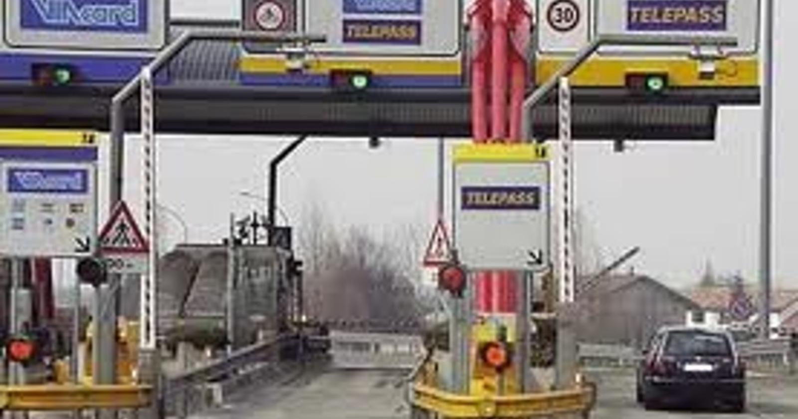 A14, armati di piccole assaltano casello Poggio Imperiale: bottino da 335 euro
