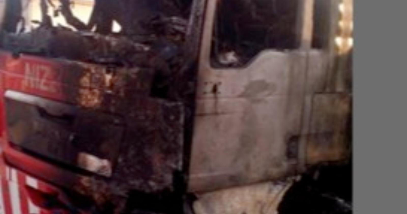  Incendio doloso in un parcheggio per Tir: distrutti tre mezzi pesanti