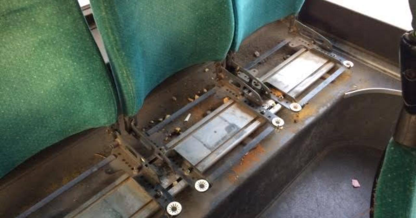Vandali sull'autobus dell'Ataf: sradicano i sedili e li gettano dalla botola aperta sul tetto