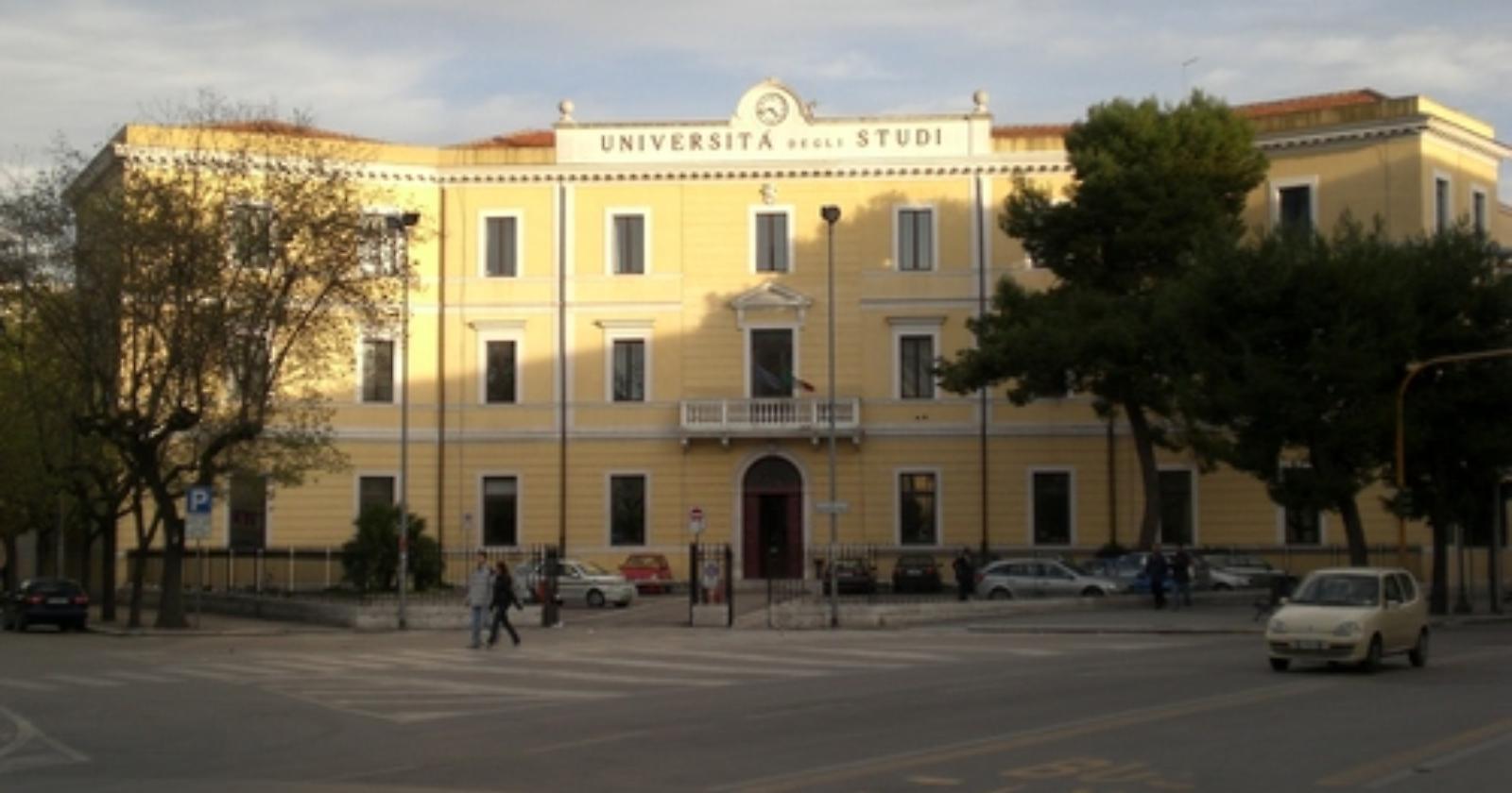 Unifg, consegna di una copia della Costituzione alle matricole di Giurisprudenza