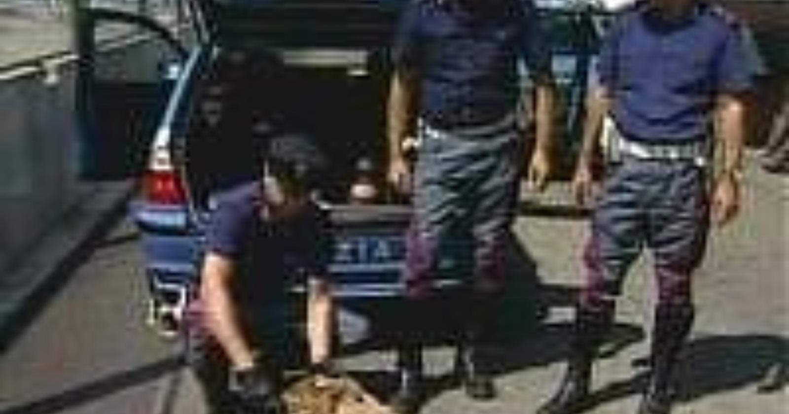Statale 17, lancio di sassi dal cavalcavia: colpita una Jaguar