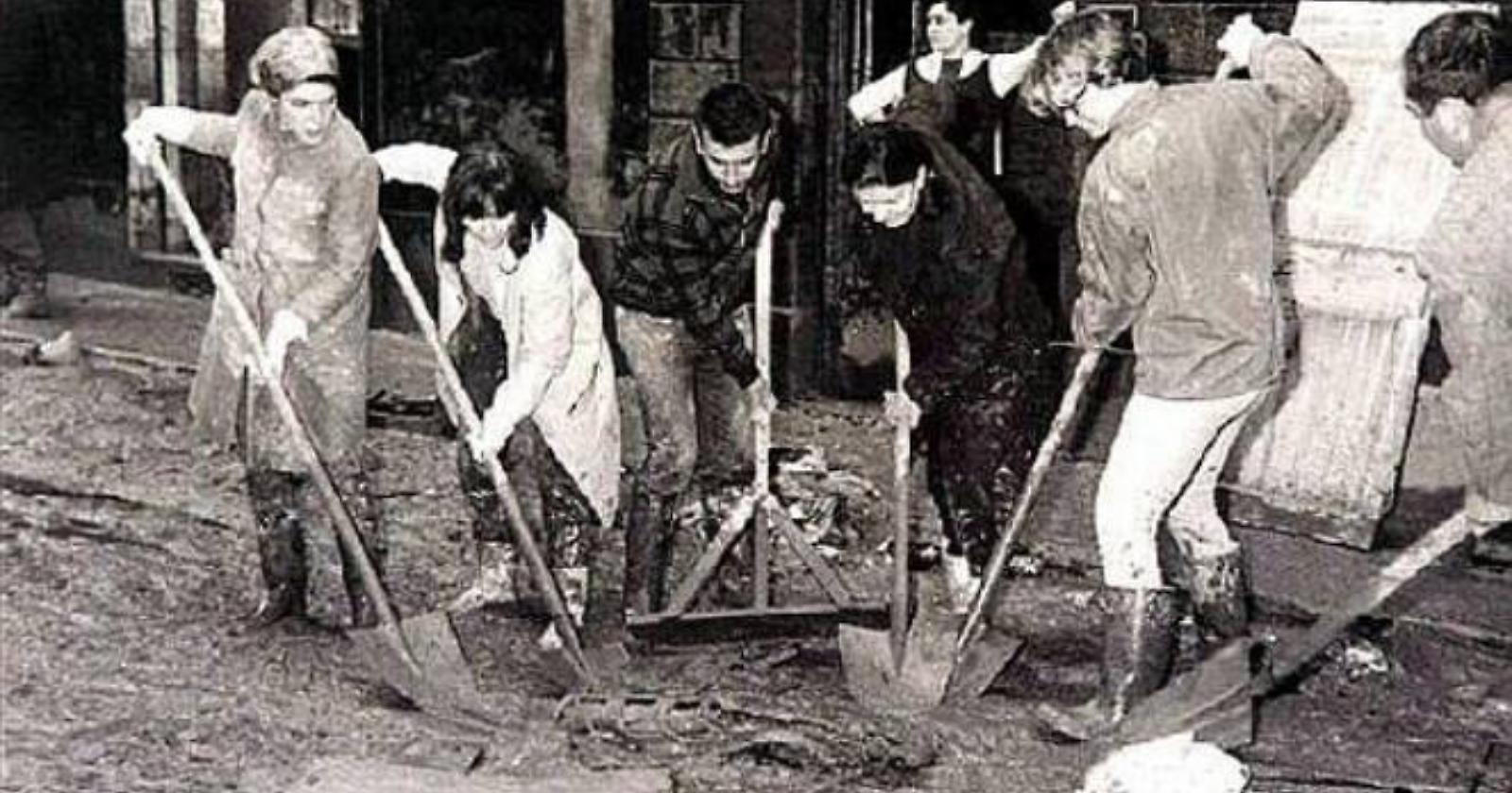 Oggi, 5 Novembre 1966, Firenze viene sommersa dall'Arno: da Foggia arrivano 70 "Angeli del fango" per salvare i libri della Biblioteca Nazionale