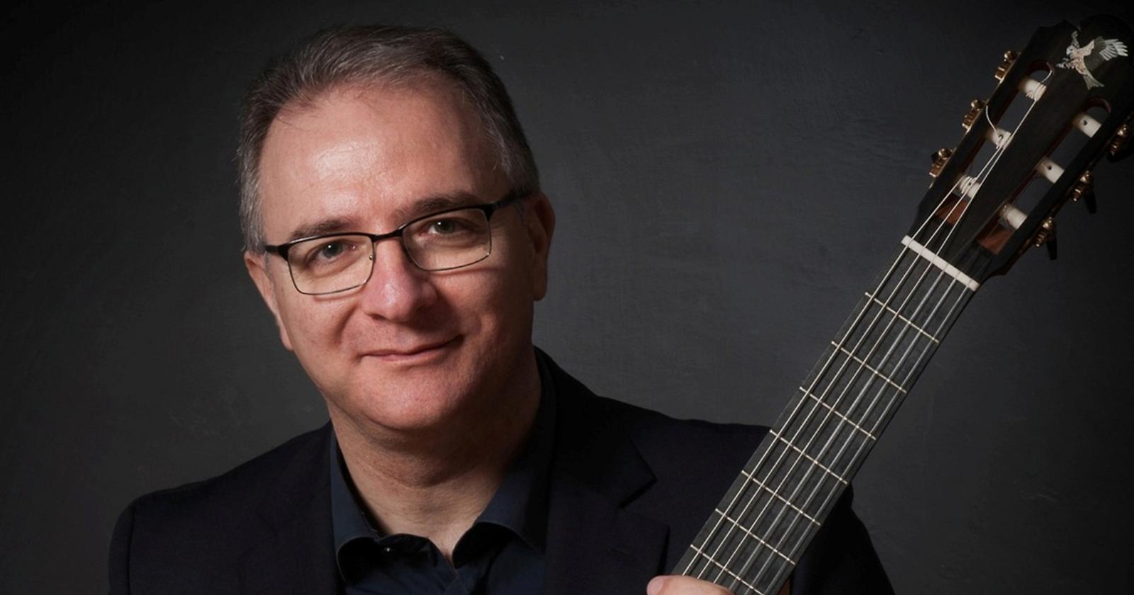 A scuola di chitarra 'volante' con Vito Nicola Paradiso