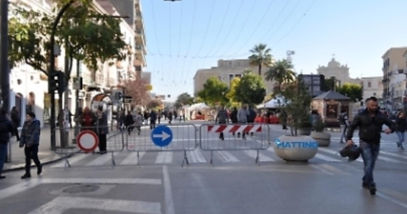 Armato di martello distrugge vetrine dei negozi: arrestato