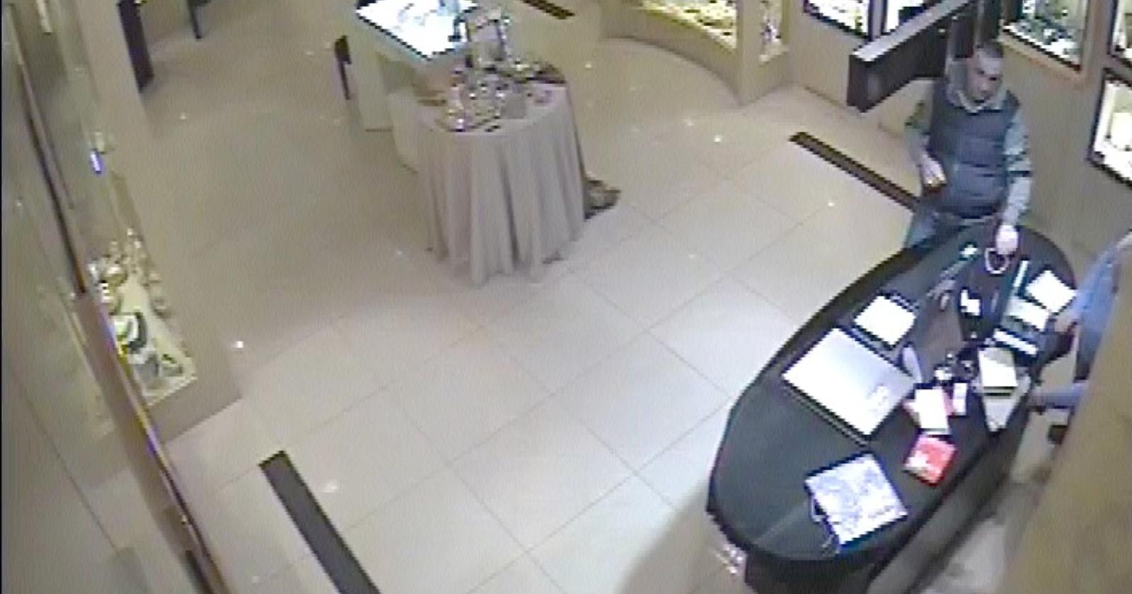 Si finse cliente e rubò collier: individuato e denunciato un foggiano 41enne
