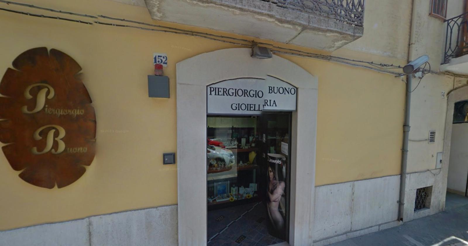 San Severo, tre banditi rapinano la gioielleria Buono e picchiano il titolare