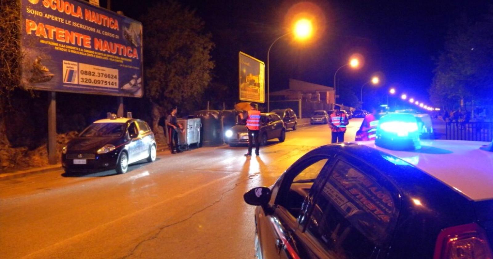Via Giussani, in quattro mascherati picchiano e rapinano cameriere 