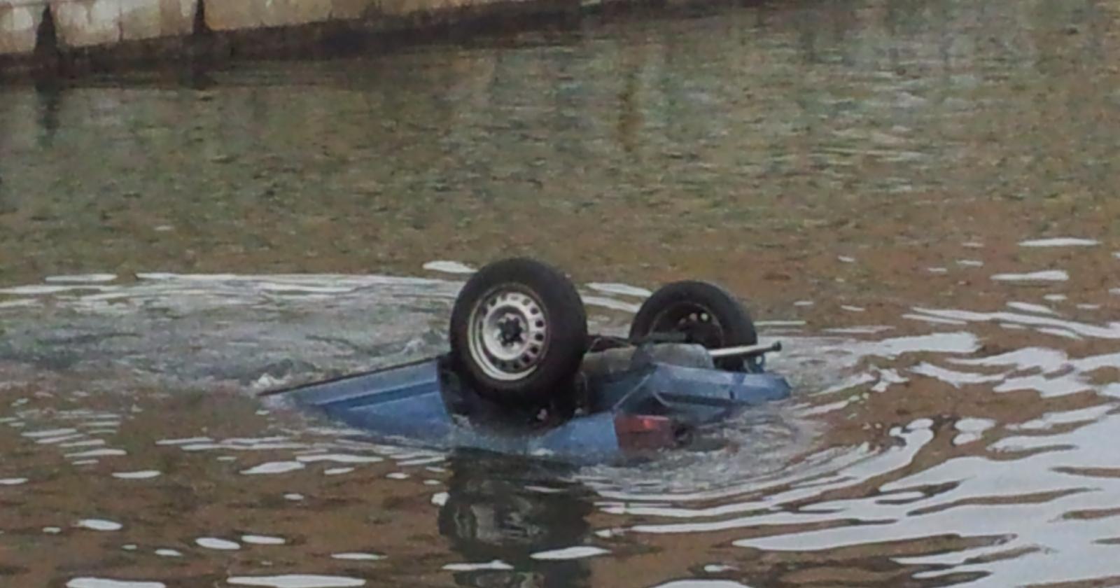 Manfredonia, auto in mare: salvo il conducente 