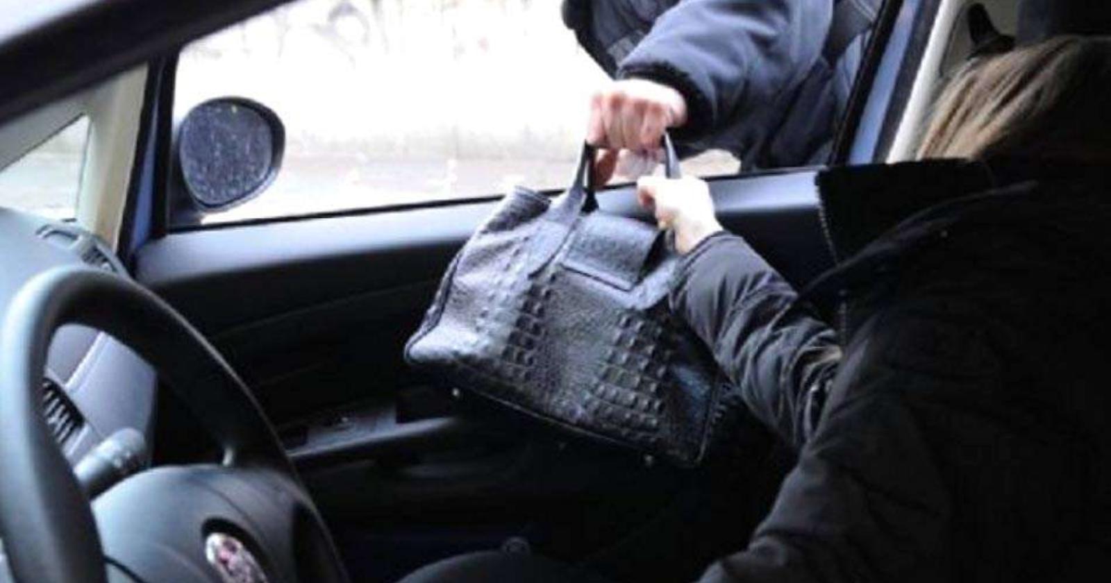 Viale I&deg; Maggio, le scippano la borsa con all'interno gioielli per 30 mila euro