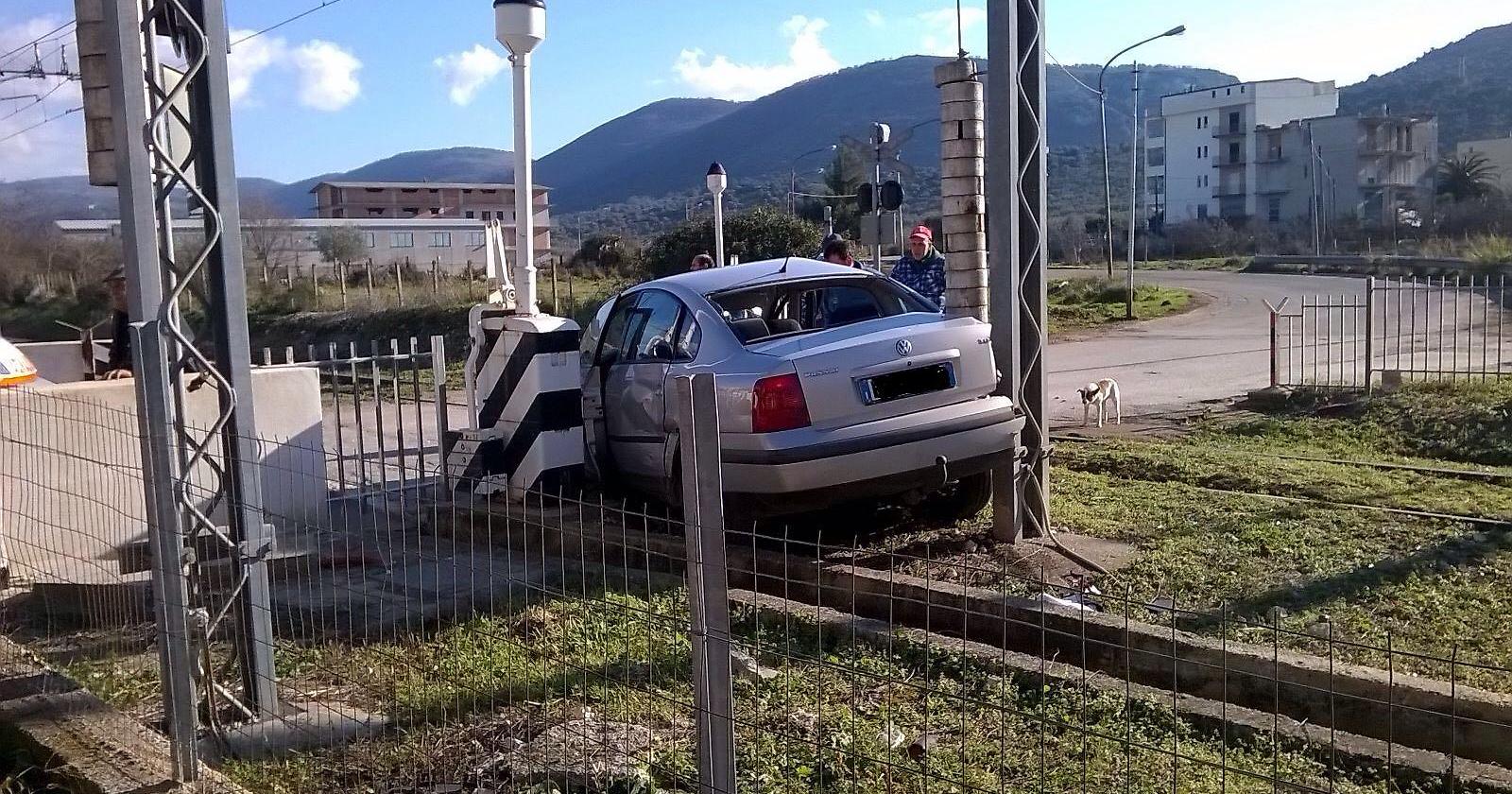 Cagnano Varano, auto travolta da treno: bimbo ferito 
