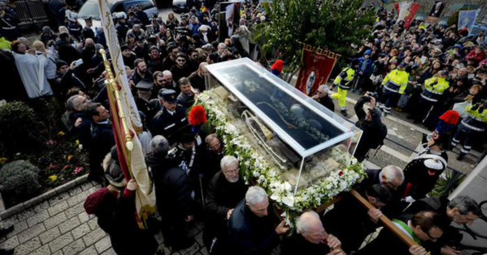 Migliaia di fedeli per Padre Pio oggi a Pietrelcina, domani mattina è atteso a Foggia