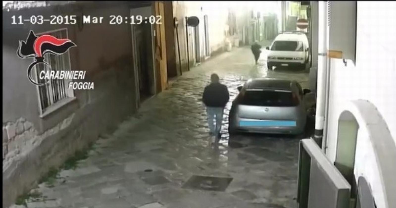 Le scippa la borsetta davanti all'occhio elettronico della videosorveglianza: carcere per un 23enne