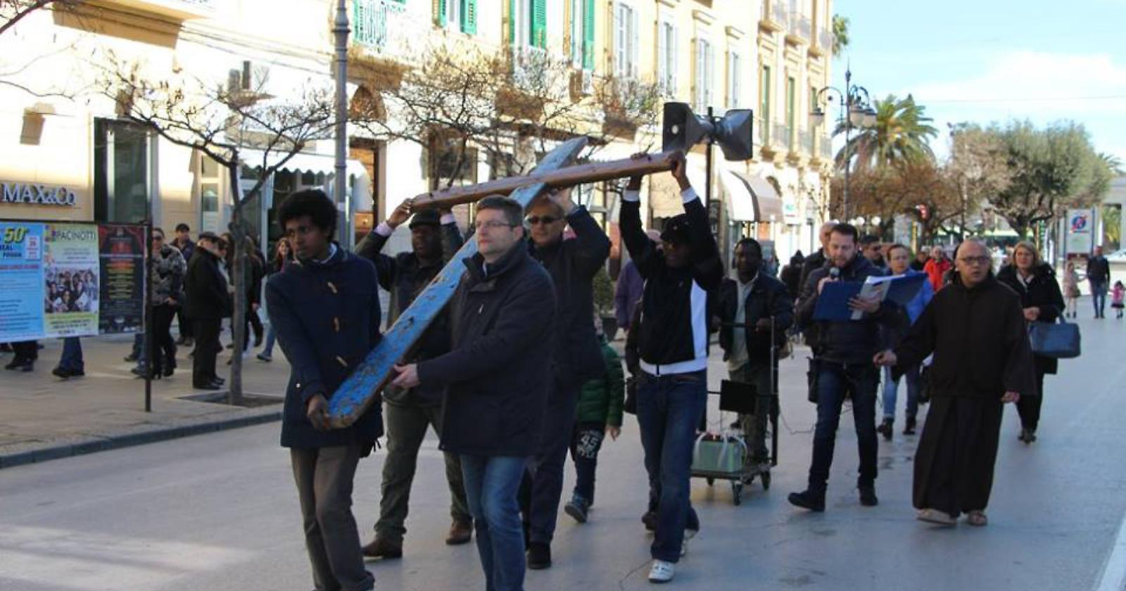 La Croce dei Migranti per le strade di Foggia