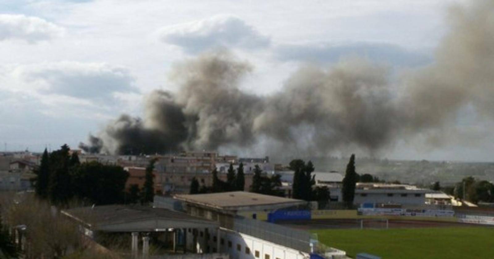 Cerignola, a fuoco un autoparco: lo stesso incendiato tre anni fa