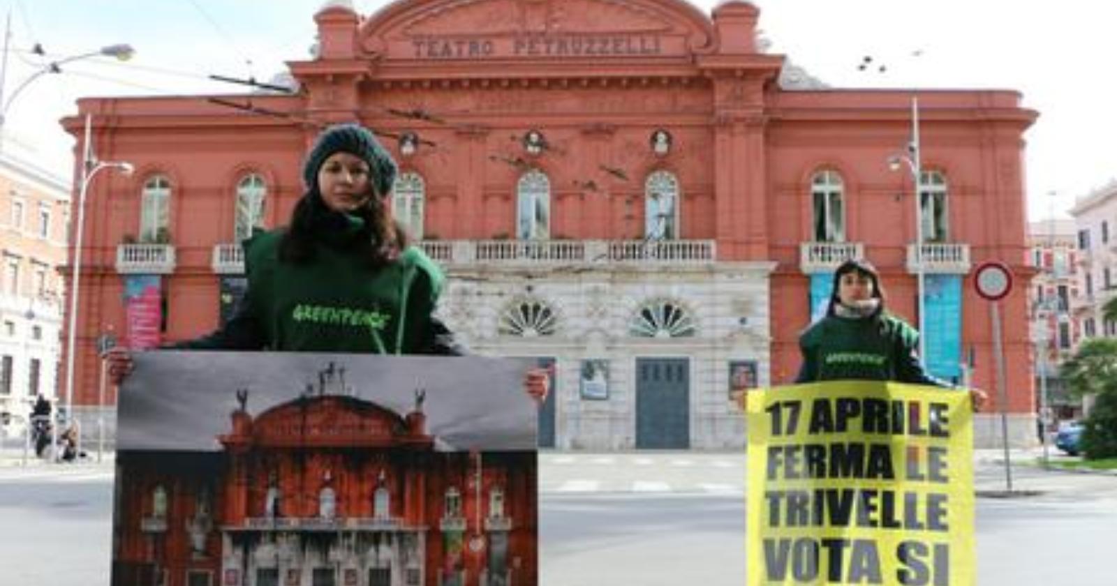 Anche a Bari la provocazione Greenpeace per votare SI al referendum NoTriv