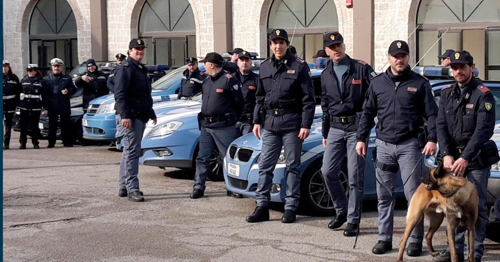 I poliziotti scendono in strada per combattere il crimine: posti di blocco in città
