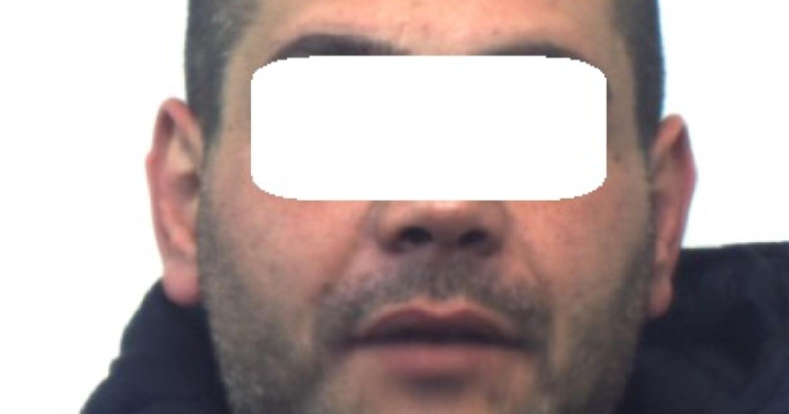 Bombe, kalashnikov e droga nel garage di un insospettabile