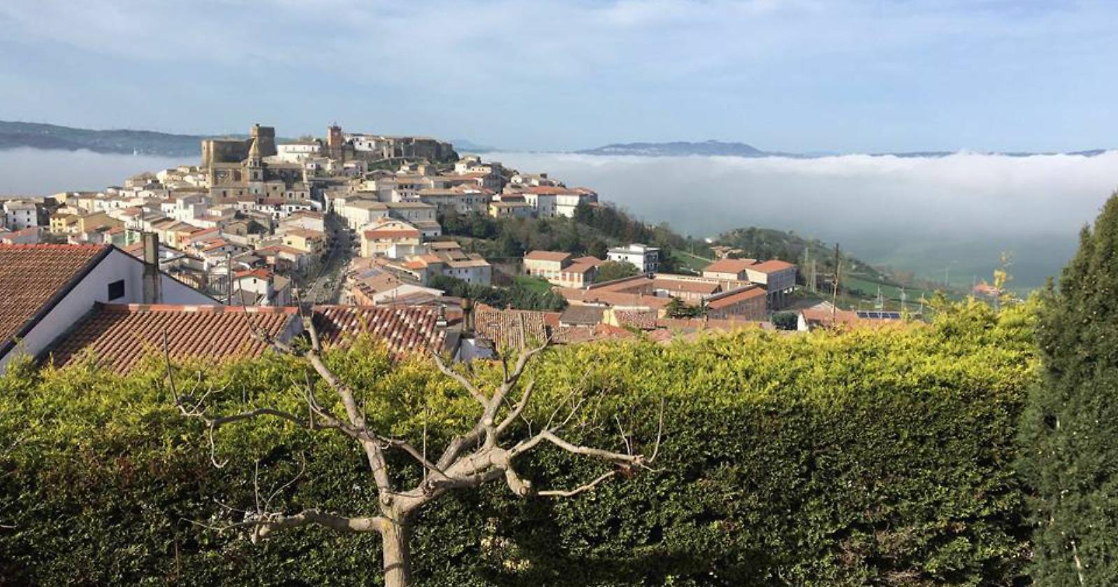Affacciati su di un traffico caldo di ali