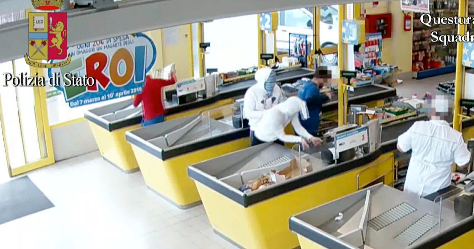 Irrompono nel market urlando