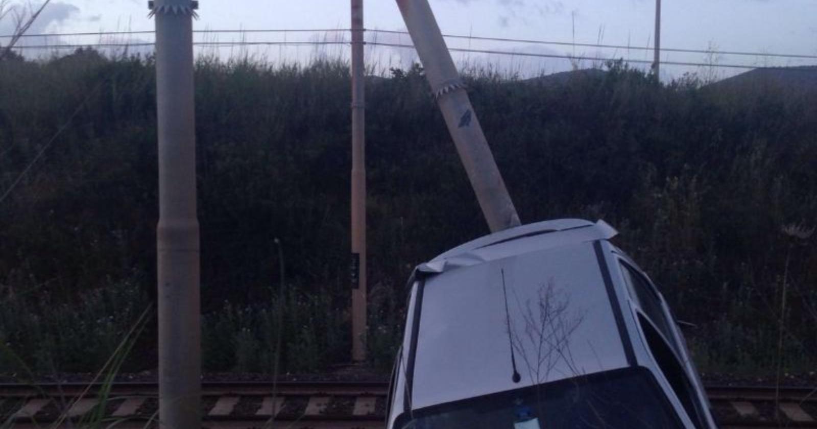 Ortanova, auto su binari: traffico ferroviario in tilt