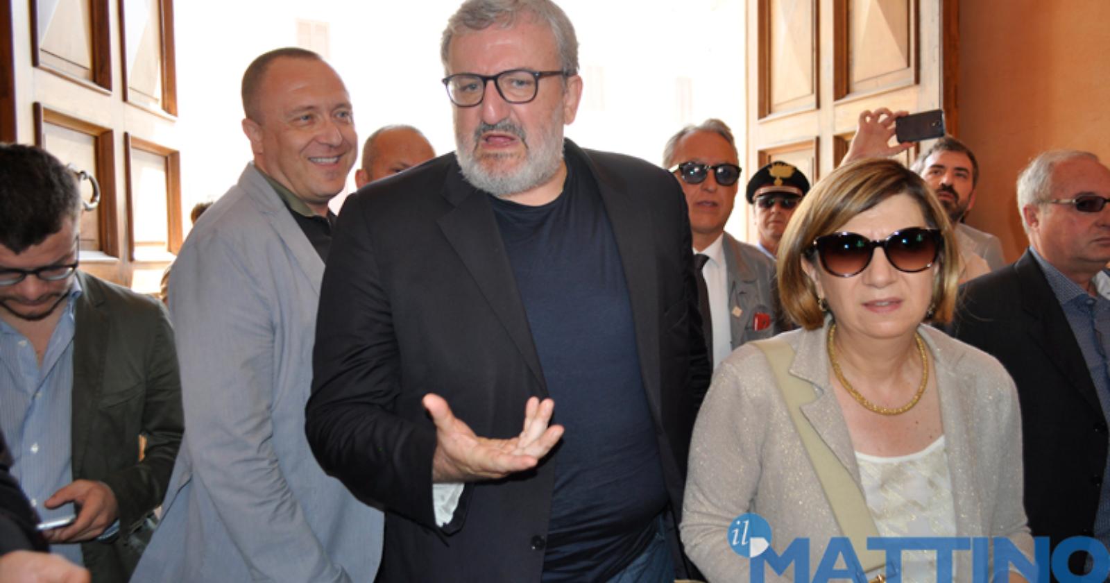 Emiliano: «Chiudere i centri commerciali nei giorni di festa»