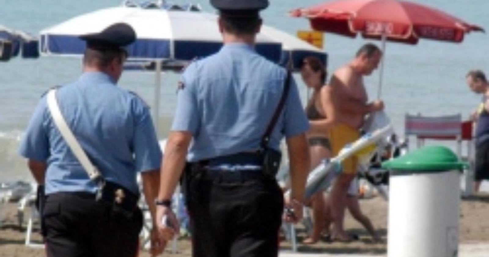 Furti sotto l'ombrellone: tre ragazzini presi con le mani nel sacco a Margherita di Savoia