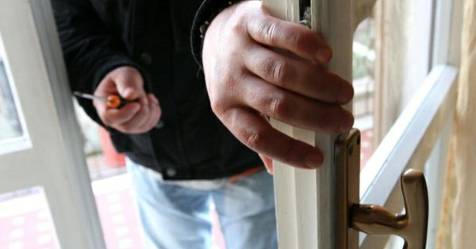 Via Conte Appiano, furto in casa: ladri portano via oro e 400 euro