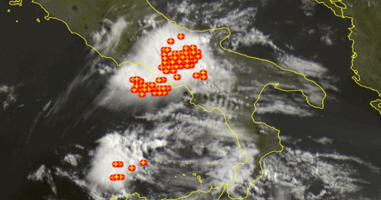 Inizio estate elettrica nel Subappennino: in tre ore sono caduti 4mila fulmini