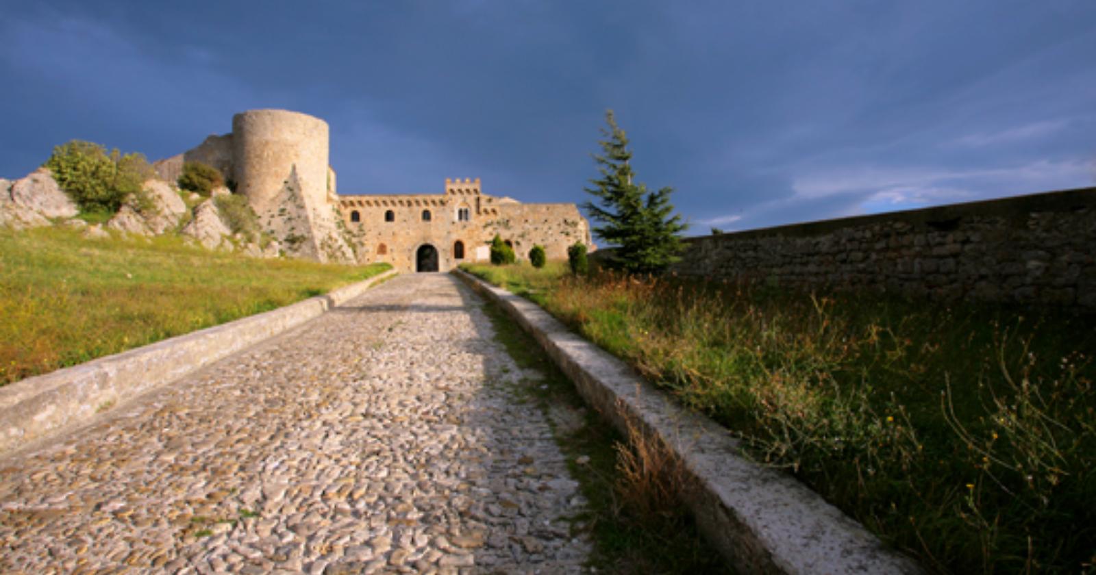 Tu metti, questa sera, una lunga notte romantica dal Subappennino al Gargano