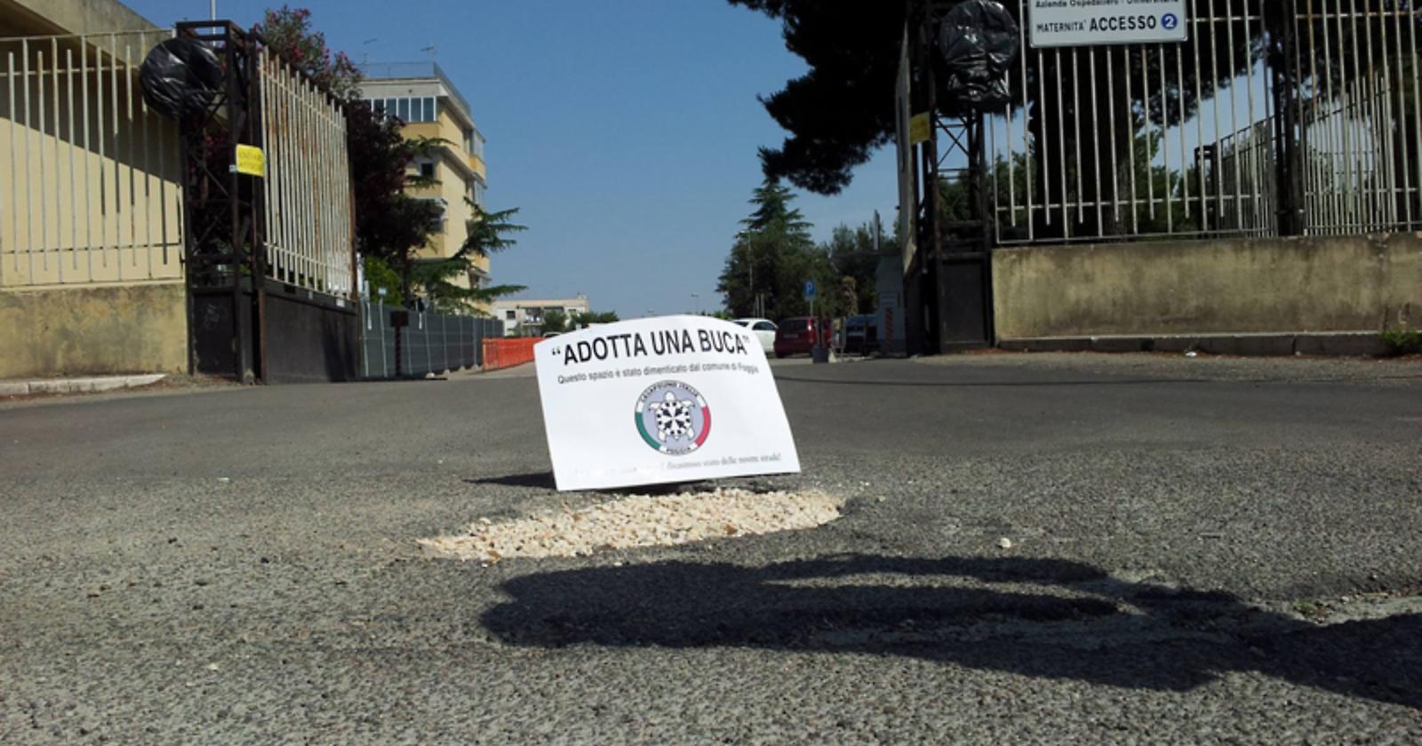 CasaPound contro il dissesto stradale a Foggia: «Adotta una buca»