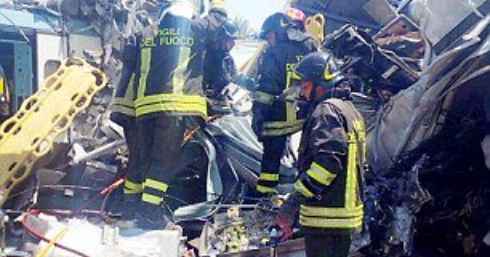 Tragedia ferroviaria, Emiliano sul posto a gestire l'emergenza: «Non servono altri medici»