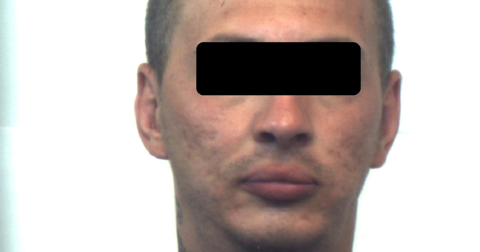 Memorizza numero di targa dei propri rapinatori e li incastra: un arresto