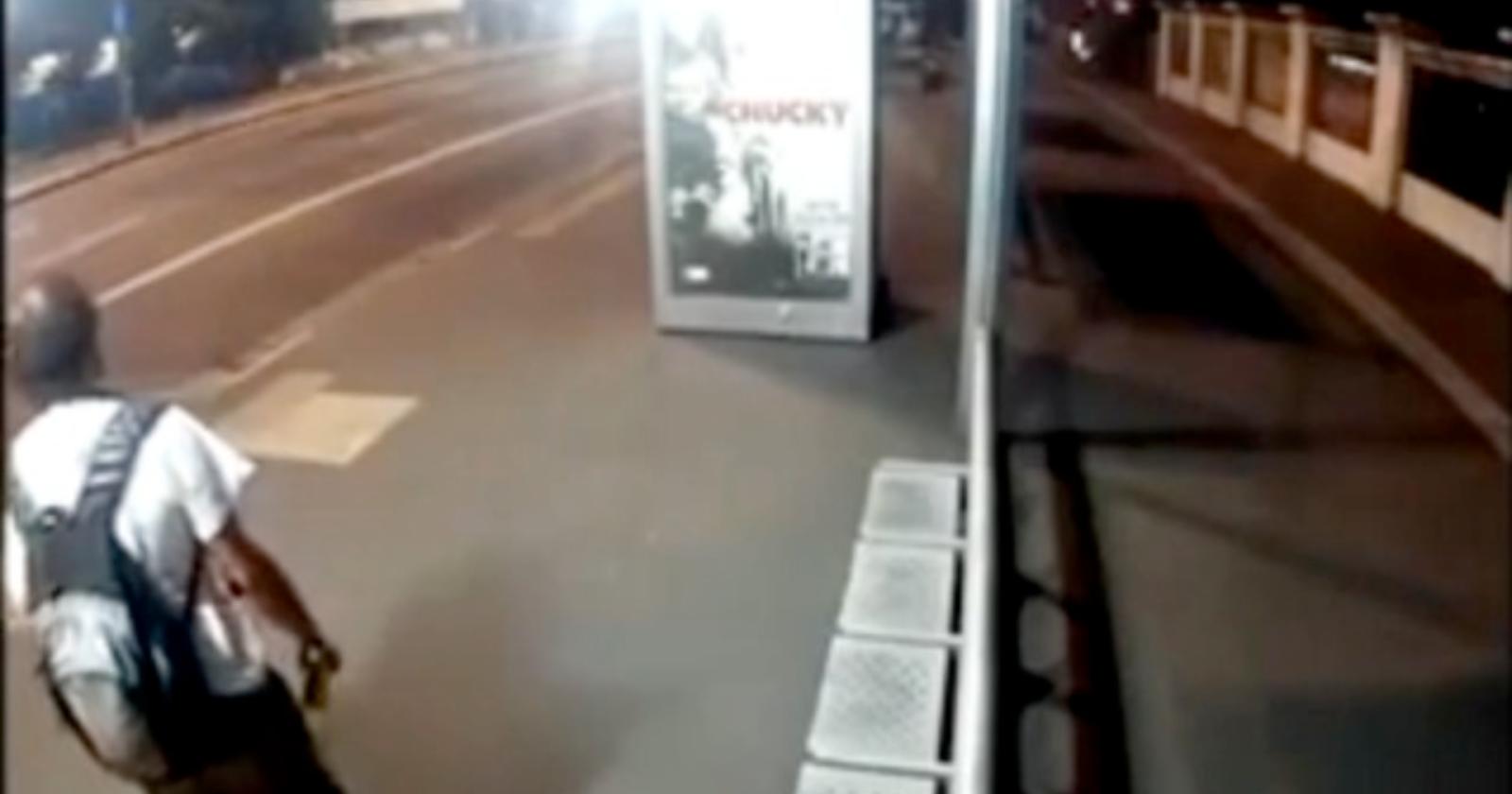 Via Onorato, 15enne picchiato e rapinato da tre stranieri mentre attende il bus per tornare a casa