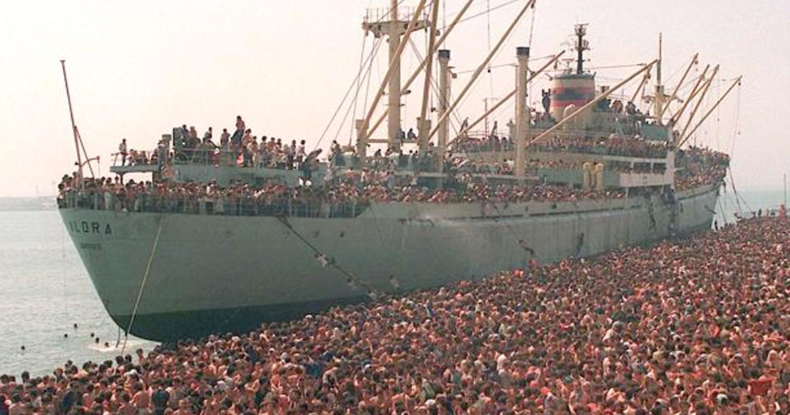 8 Agosto 1991, 20mila albanesi sbarcano a Bari: l'Italia, per loro, era "Lamerica"