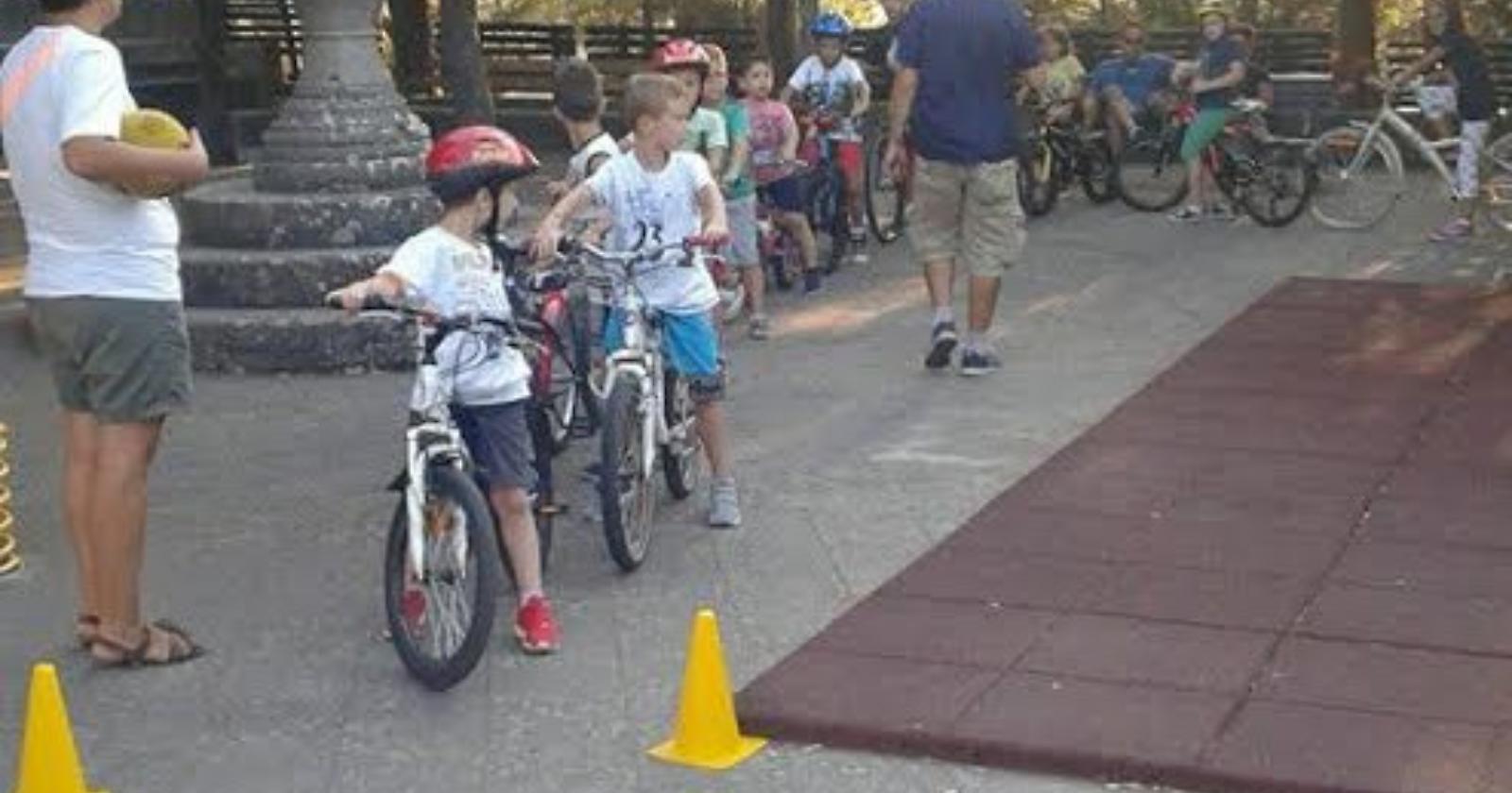 A Sant'Agata le mamme danno la "patente della bicicletta" ai figli