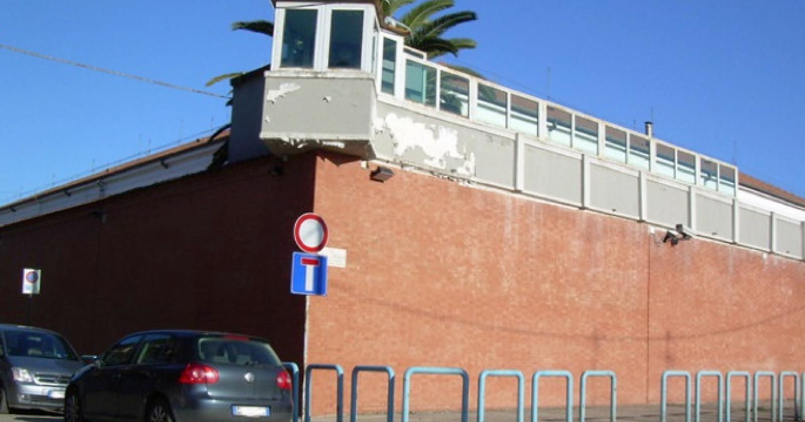 San Severo, sequestrato telefono in carcere: denunciata donna Nasconde telefono cellulare nel pacco indirizzato a un detenuto: denunciata donna  