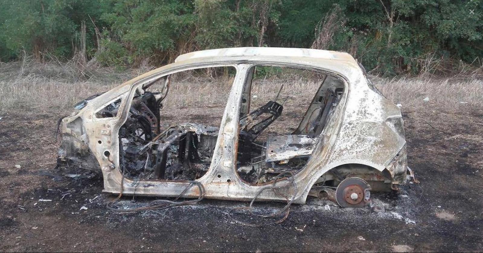 Nelle campagne foggiane un cimitero di auto carbonizzate