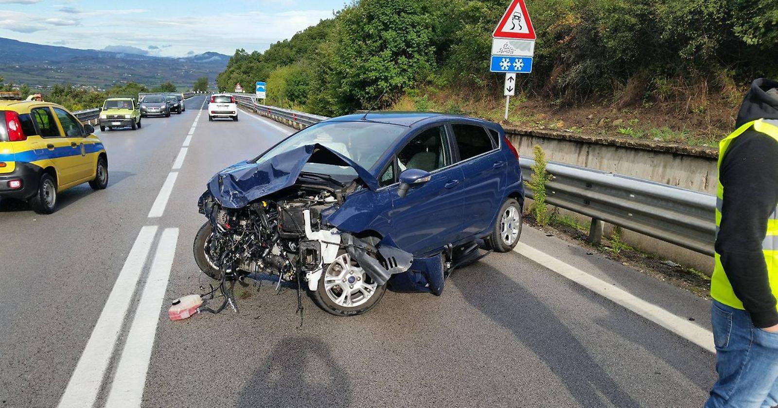 Ancora un incidente sulla Potenza-Melfi: auto contro un camion, salvi per miracolo i passeggeri