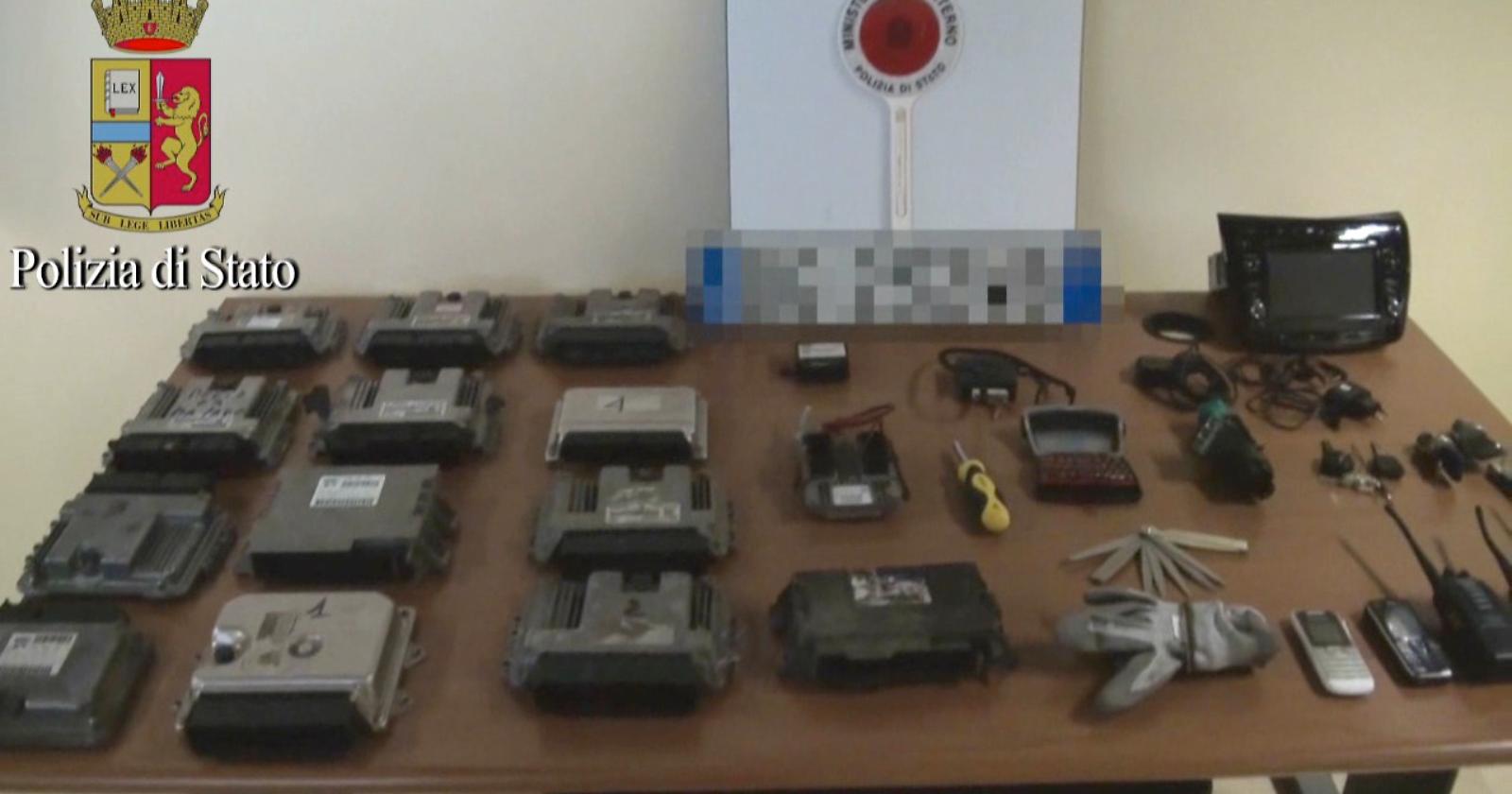 Via Lucera: in un box ricambi  di auto rubate