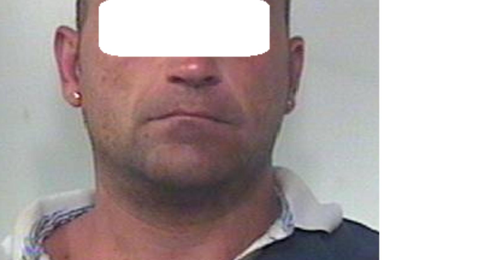 Ruba pneumatici ma viene beccato dai carabinieri: arrestato 37enne tra gli applausi della gente