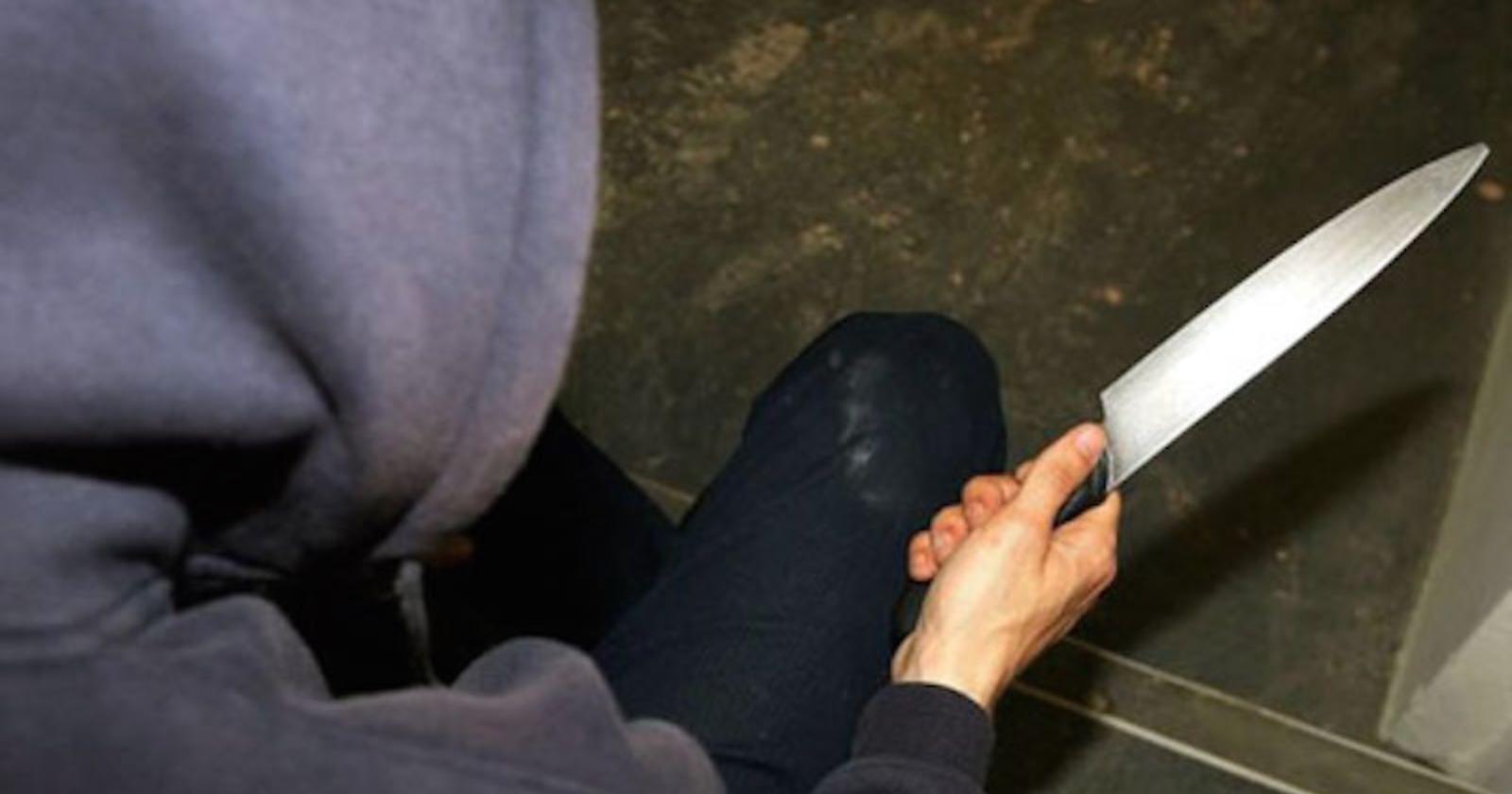 Con un coltello puntato afferma: "Damm quill che tin", 25 enne  foggiano rapinato nel cuore della notte